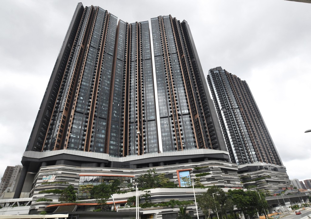 大围站上盖柏傲庄II再沽1房户,成交价944.9万元,创现楼以来1房售价新高,呎价约26320元。 大围站上盖柏傲庄II再沽1房户,成交价944.9万元,创现楼以来1房售价新高,呎价约26320元。