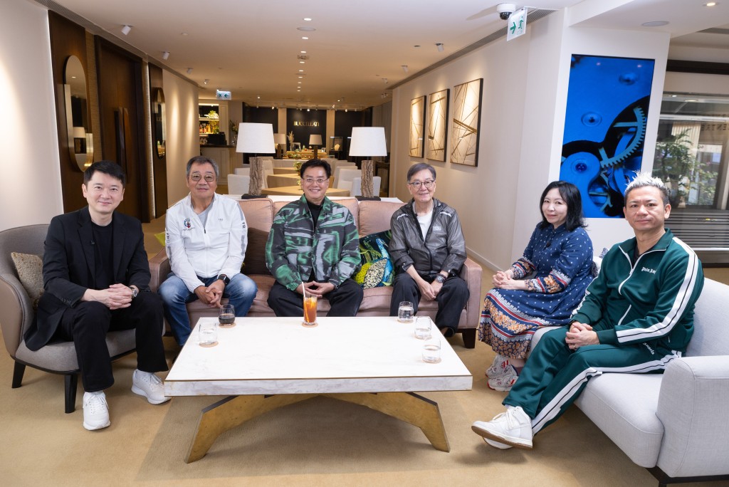校長與(左起)邱子傑、葉偉忠、陳永鎬、陳海琪和Sunny Wong齊齊話當年。 校長與(左起)邱子傑、葉偉忠、陳永鎬、陳海琪和Sunny Wong齊齊話當年。