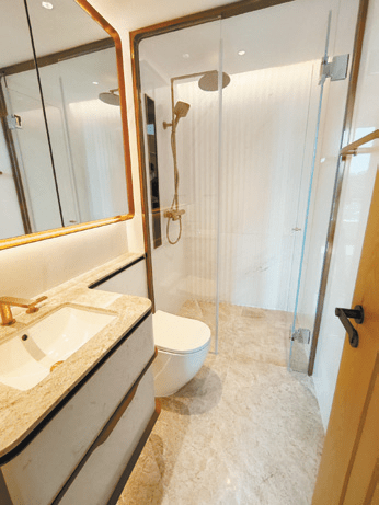 浴室氣派裝修，點綴一室；玻璃拉門分隔乾濕。