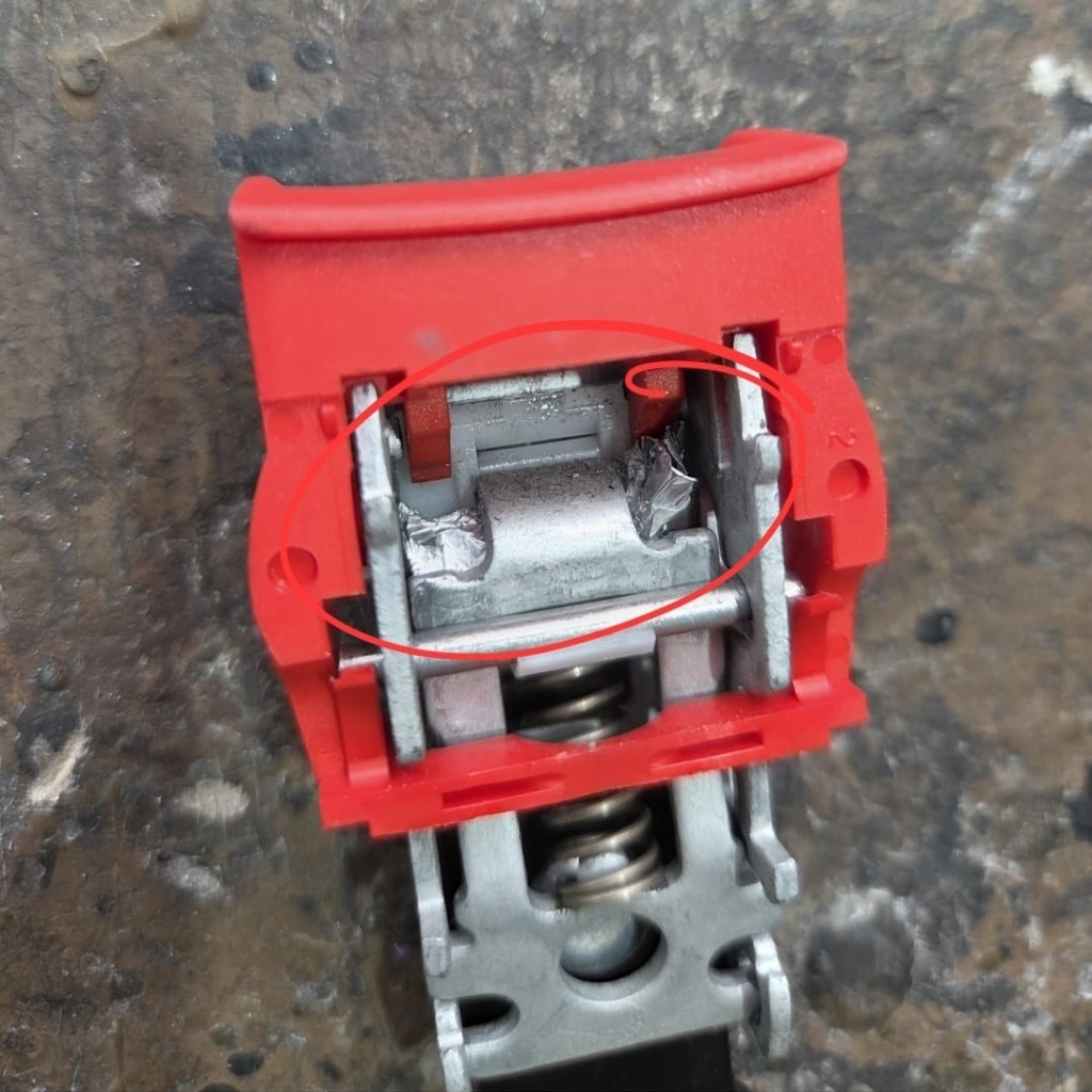 城巴表示，經調查後發現涉事鎖扣內部被一張錫紙阻礙正常運作。城巴提供