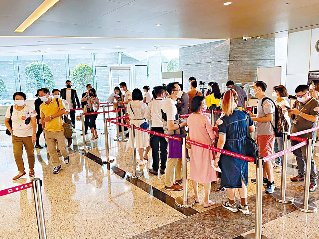 新地屯門NOVO LAND第1A期開放示範單位約2小時,已速錄超過2000參觀人次。