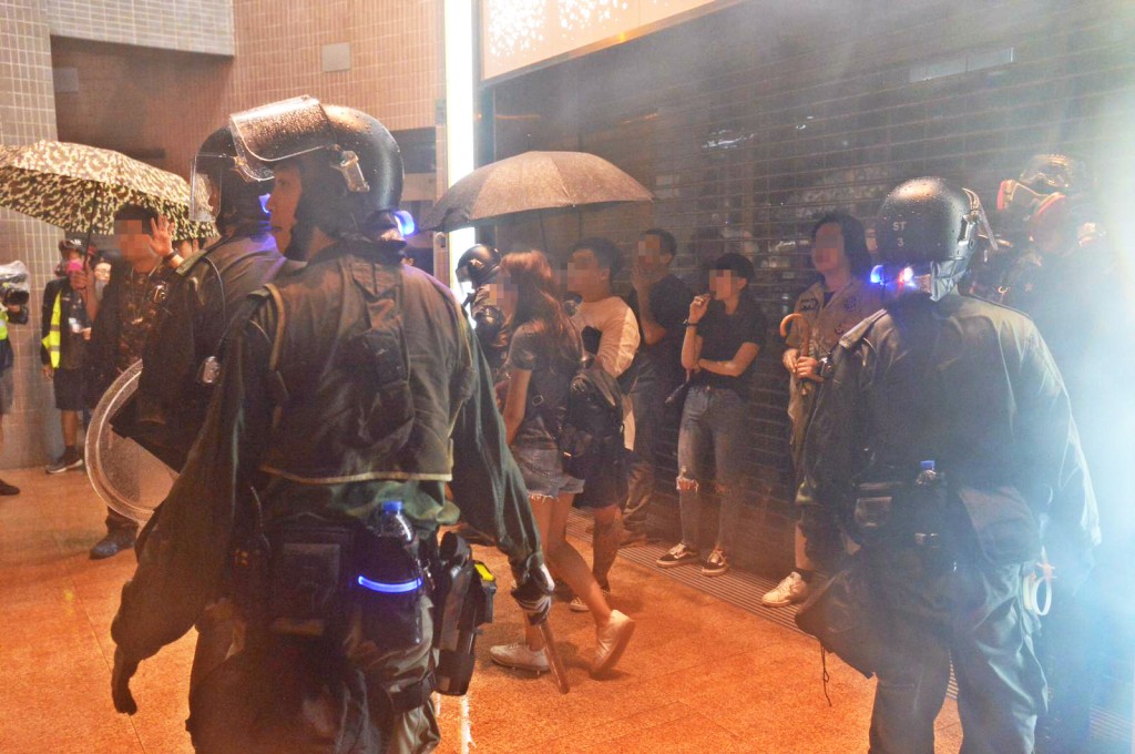 警方晚上在荃灣清場