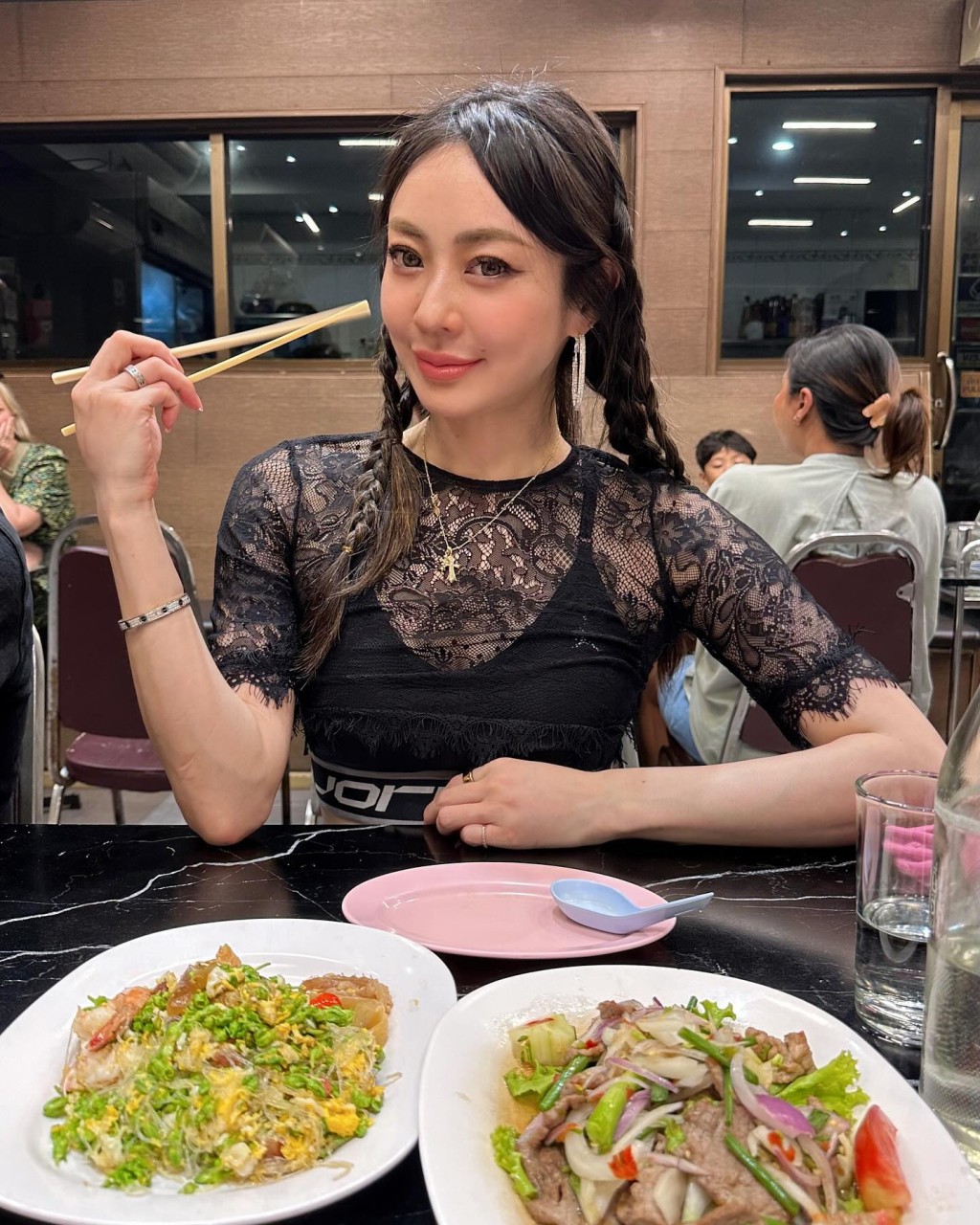松岡李那喜歡吃泰國的美食。