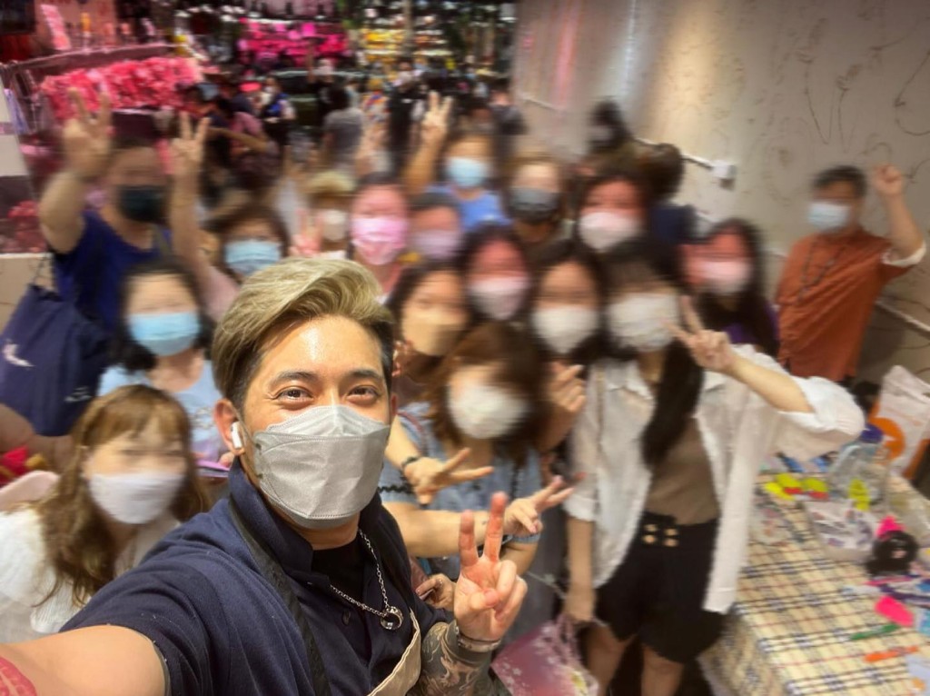 威威話好多街坊都見過佢真樣，唔係咩秘密。