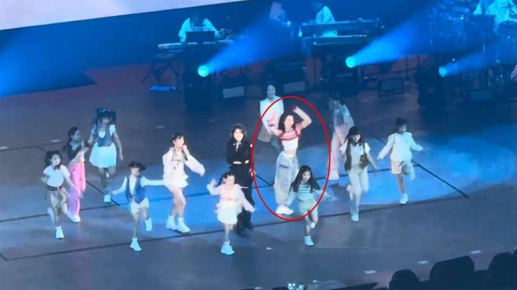 郭台銘的14歲大女「妞妞」為IU演唱會開場曲《holssi》伴舞。
