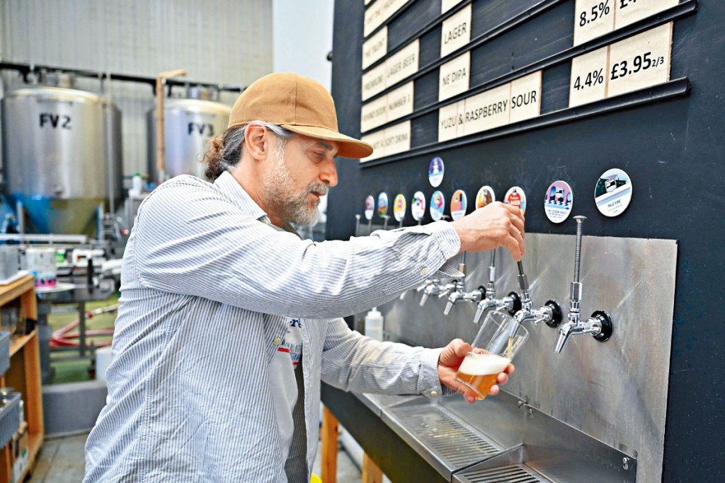 北伦敦酒厂Pressure Drop的员工。