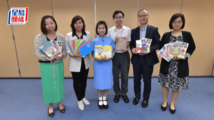 教育局今年再夥故宮文化博物館創作《細賞文物—中國歷史教學資源冊》。圖為陳鳳蓮(左起)、陳嘉雯、葉綽翹、蕭浩然、葉深銘和徐琳。