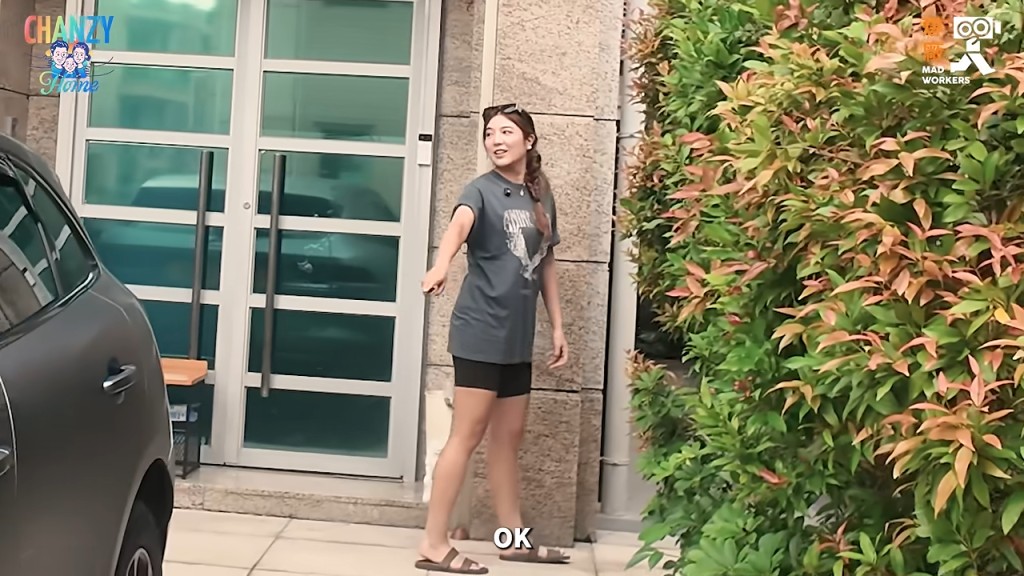 單文柔偷偷走到一旁,準備給女兒「驚喜」。 單文柔偷偷走到一旁,準備給女兒「驚喜」。