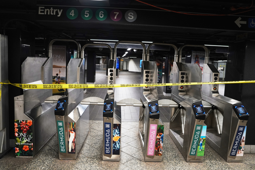 警員封鎖地鐵站進行調查。美聯社 警員封鎖地鐵站進行調查。美聯社