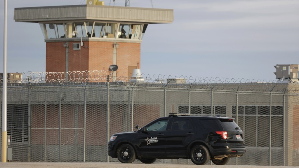 爱达荷州惩教部门车辆停在高度设防监狱外。 美联社