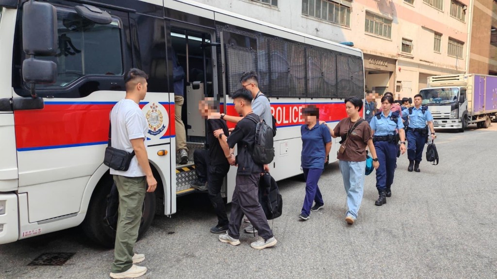 跨部門掃黃及打擊黑工行動 無人機高空巡邏配合 拘捕19人。警方圖片