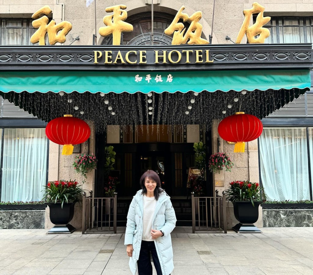 Do姐鄭裕玲在IG上載兩張在上海拍攝的照片，更於地標前打卡。