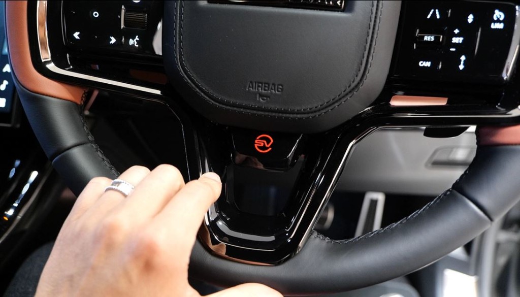 Range Rover Sport P635 SV軚盤特設SV駕駛模式快捷鍵。