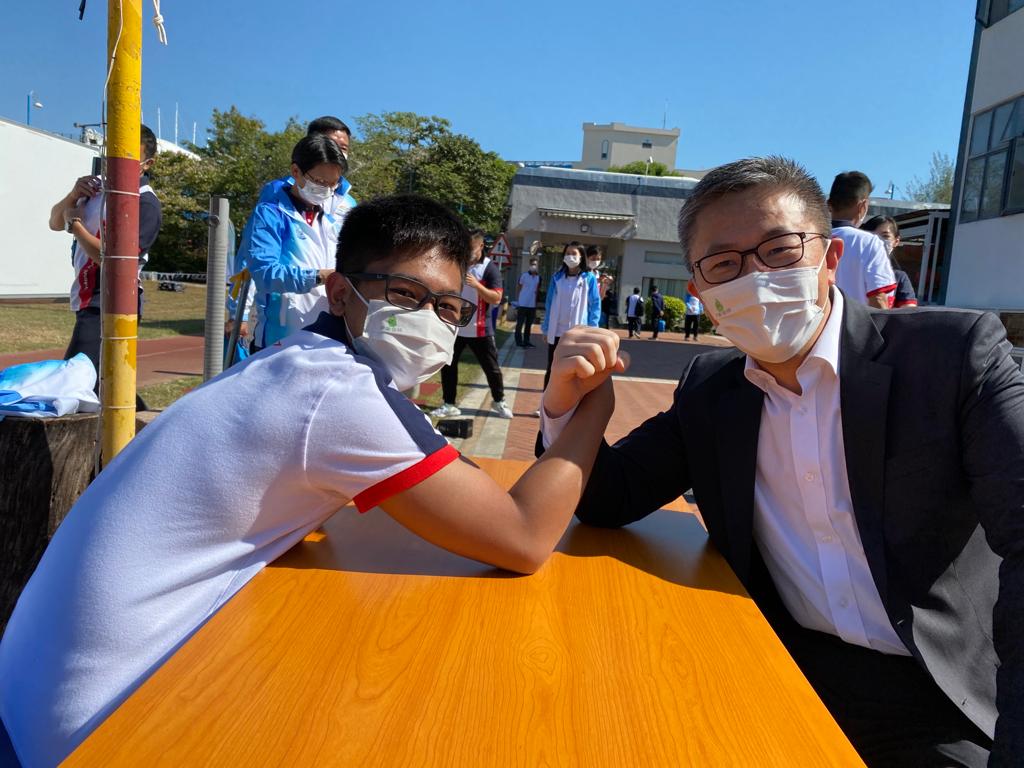 蕭澤頤與少年警訊代表「拗手瓜」勝出。