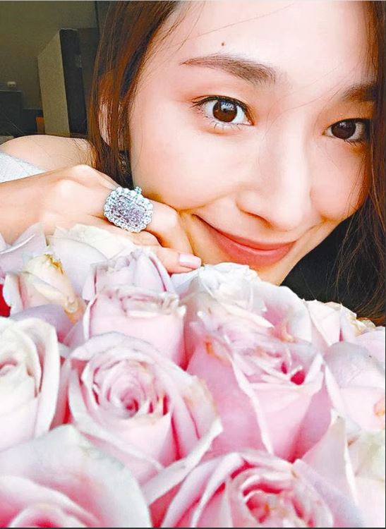 在2018年曾于FB贴出疑似情人节礼物，重约10.04卡粉红钻戒及玫瑰花。
