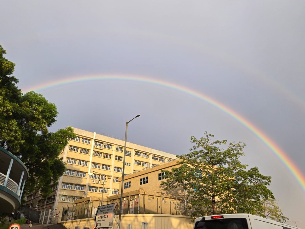 昨日黃昏時份,太陽乍現,龍翔道天空出現一抺雙彩虹。 昨日黃昏時份,太陽乍現,龍翔道天空出現一抺雙彩虹。