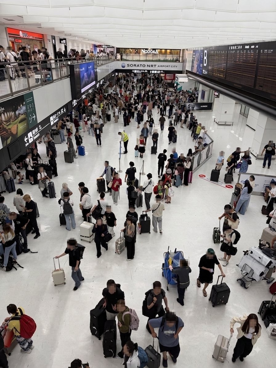 14日凌晨4時,旅客滯留航廈人數一度增至超過7,000人 14日凌晨4時,旅客滯留航廈人數一度增至超過7,000人