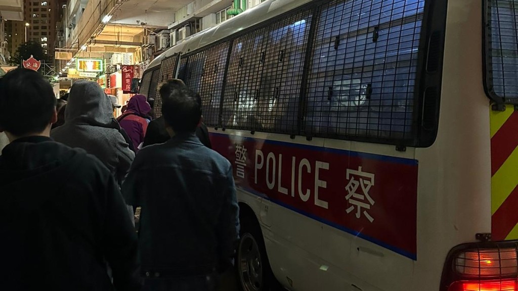 警方牛頭角搗破非法賭檔,拘捕21人。警方提供