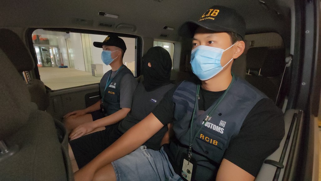 海關拘捕兩名男子。