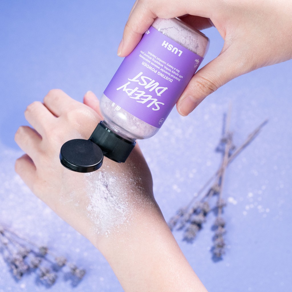 沐浴後將睡公主爽身粉撒在肌膚上,然後輕輕撲開和按摩,有助全然放鬆地安眠入睡。 沐浴後將睡公主爽身粉撒在肌膚上,然後輕輕撲開和按摩,有助全然放鬆地安眠入睡。