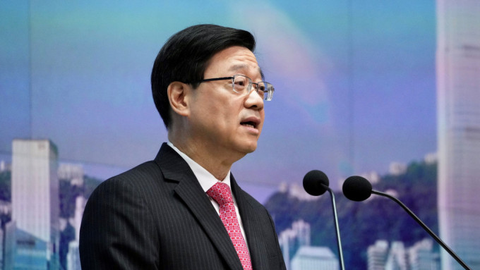 李家超出席行會前見記者,指出公眾活動要有「秩序」、「安全」、「守法」。資料圖片