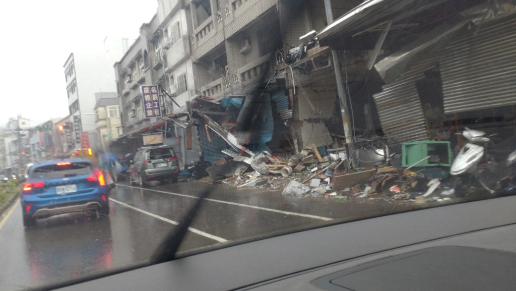 新竹便當店爆炸，威力強大至四周變成廢墟。