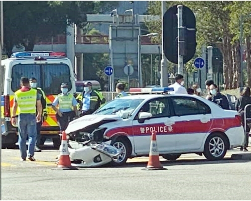 警車車頭嚴重損毀。fb「大埔 TAI PO」網民Crystal Leung攝
