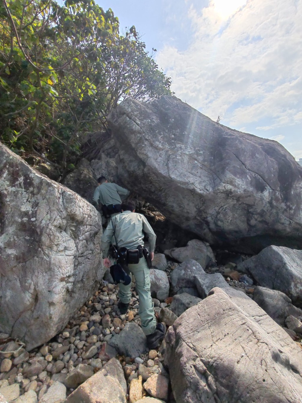 警方巡查區內爆竊黑點、搜查山上隱蔽位置及竊匪可能匿藏的地方。警方圖片