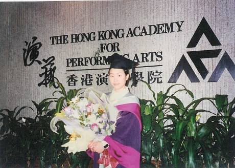 楊詩敏在香港演藝學院的畢業照。
