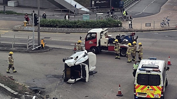私家車翻側路中。fb：車cam L（香港群組）
