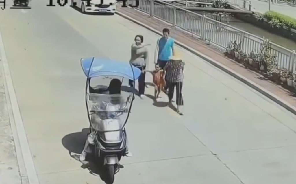 女童事後與藍衣漢一同離開。微博
