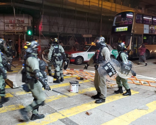 警員移除路障。