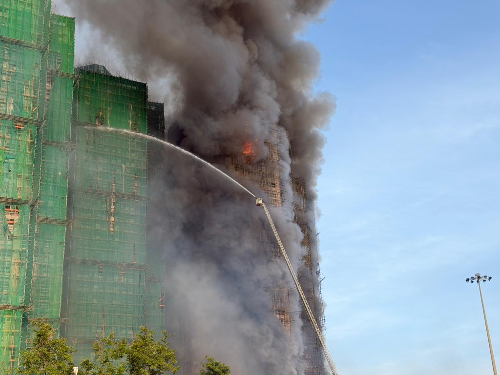 大埔宏福苑宏昌閣發生四級火警，消防到場升起雲梯灌救。曾志恒攝