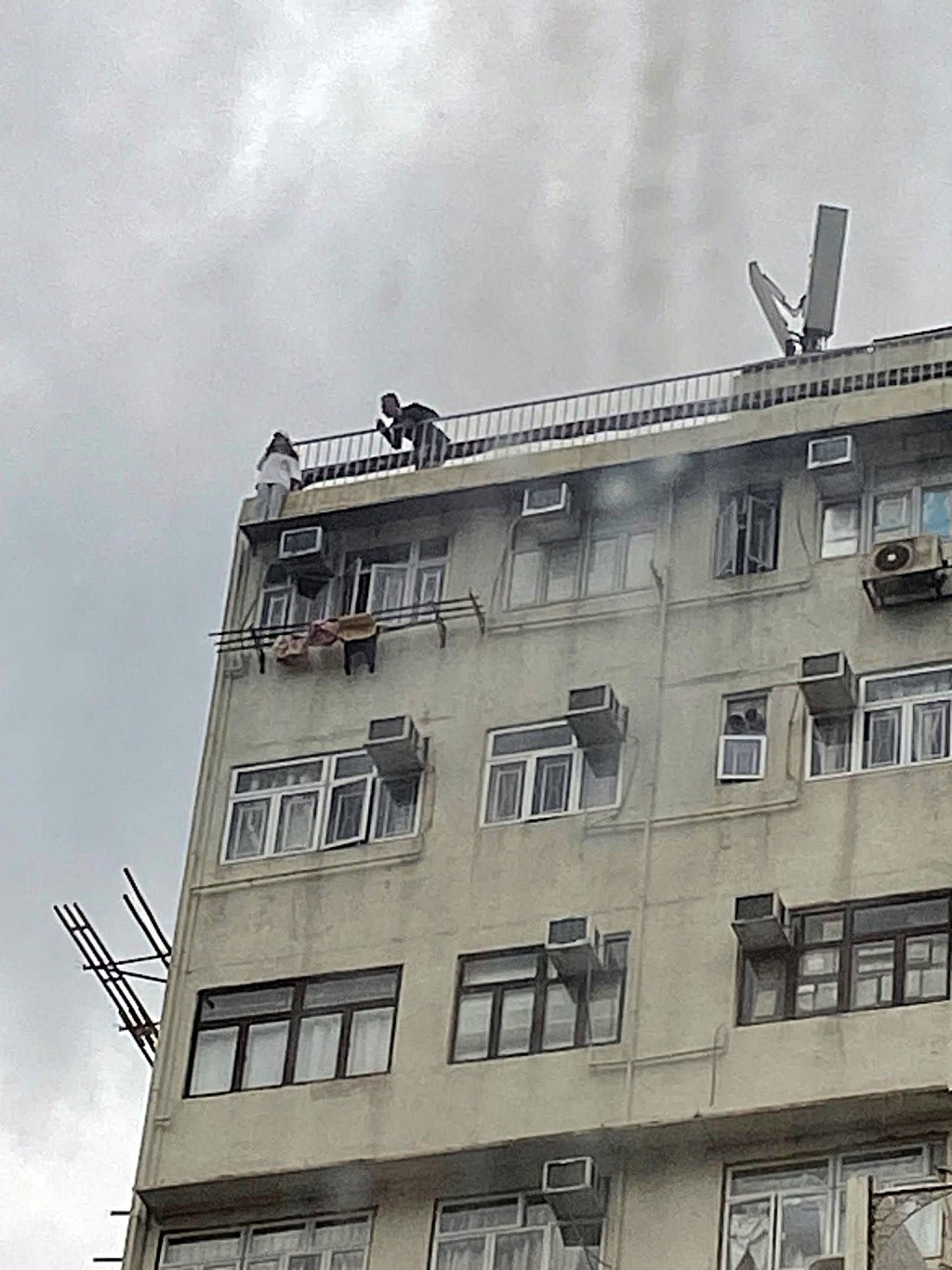 女子危站天台企跳。fb：我們都是跑馬地長大的 