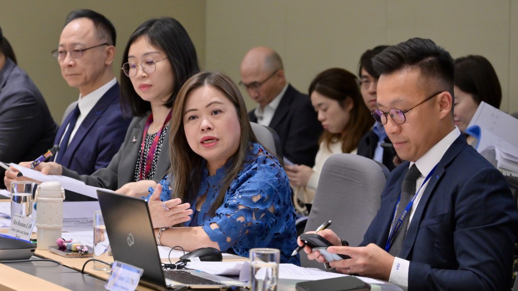 文化體育及旅遊局局長羅淑佩（右二）主持會議統籌內地勞動節黃金周旅客訪港預備工作，並在會上聽取各與會單位代表講解相關準備工作。政府新聞處