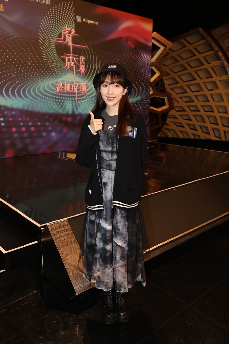 甄敏芳形容決賽戰衣︰「會包到上頸,好密實。」 甄敏芳形容決賽戰衣︰「會包到上頸,好密實。」