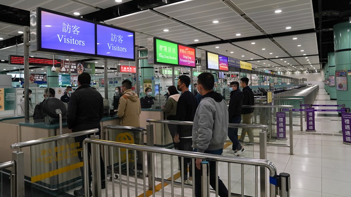 政府指同時持有「港澳通行證」及身分證者，只能以同一種證件進出兩地口岸過關。資料圖片
