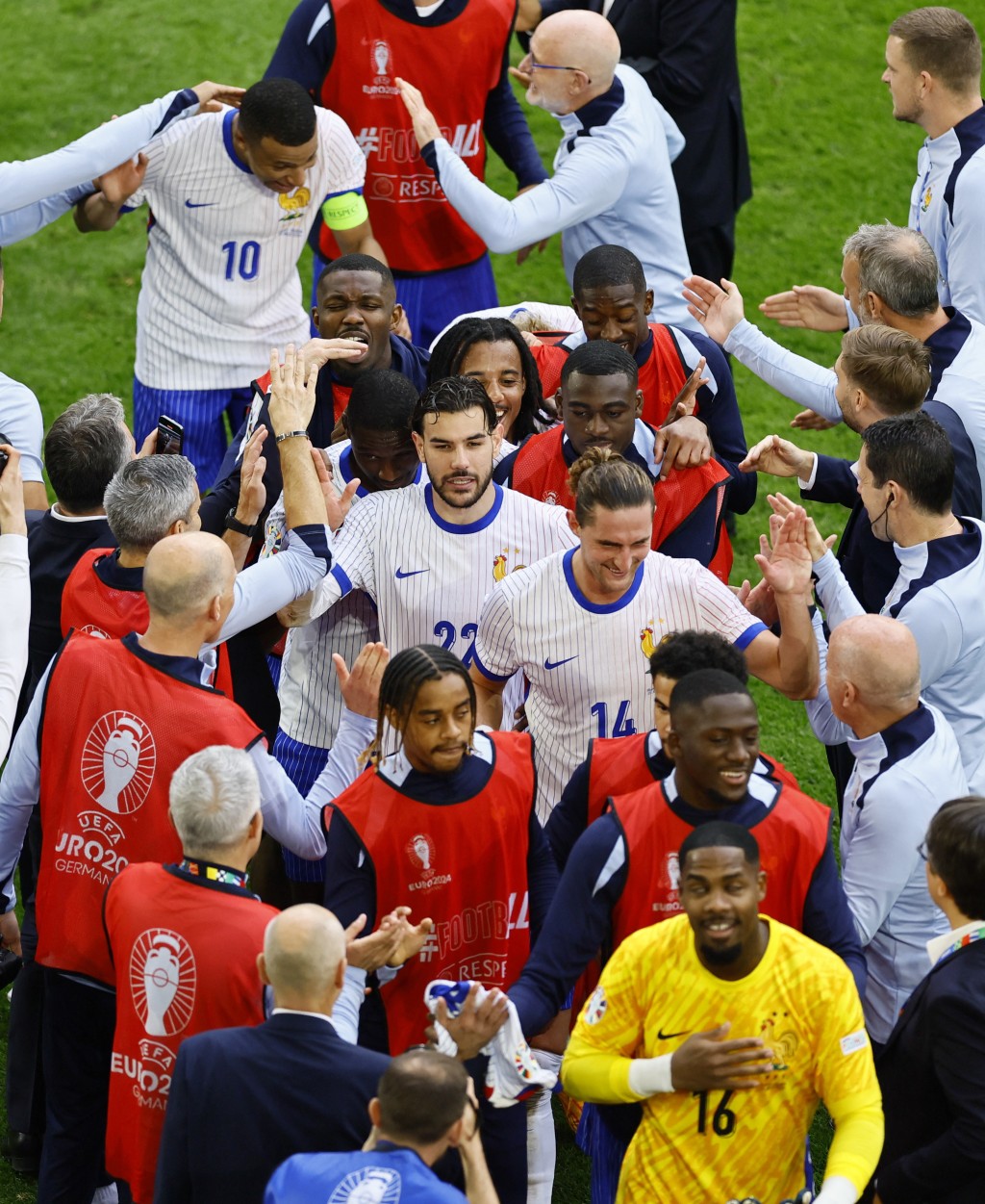 法國(白衫)靠對手烏龍球1:0擊敗比利時。REUTERS