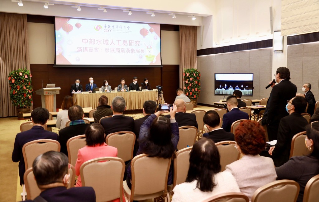 發展局率領項目團隊出席香港中華總商會會董會講座。發展局FB