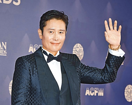 ■李秉憲現身領取卓越亞洲電影人大獎。