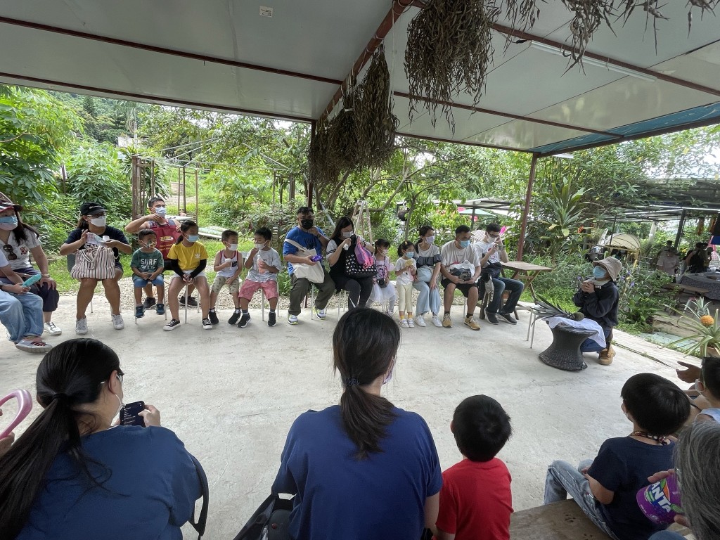 參加者先在農場棚內聽繪本和摘菠蘿的注意事項。