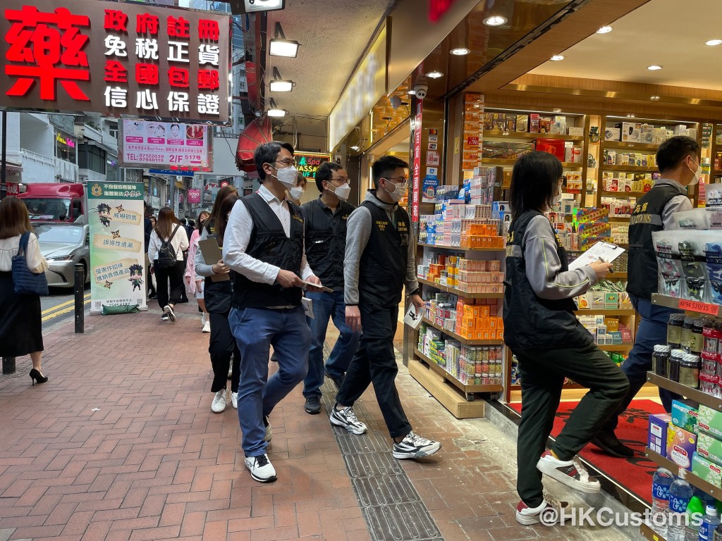 人員到藥店進行巡查。香港海關facebook圖片
