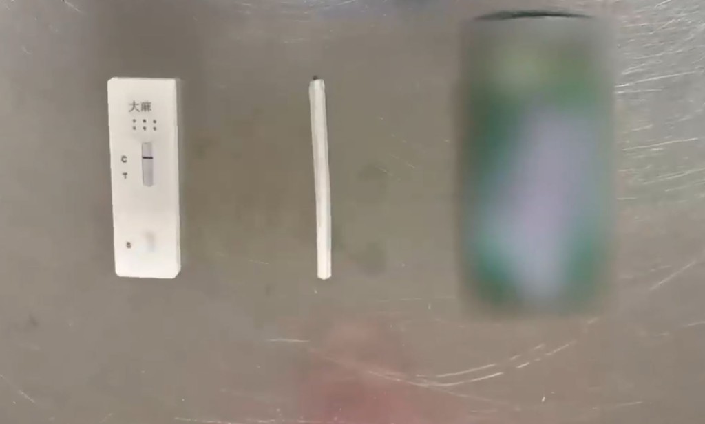 羅湖海關截查男旅客發現對方攜有大麻煙。海關發布
