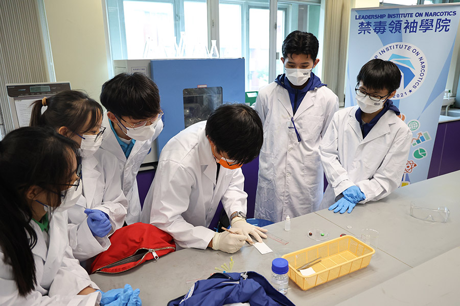 學員亦於大學實驗室內學習鑑定毒品的薄層色譜法，以及體驗仿製毒品的氣味。