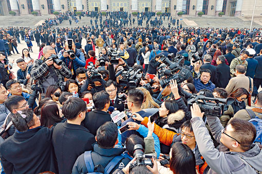 每年北京兩會都吸引大批記者採訪。