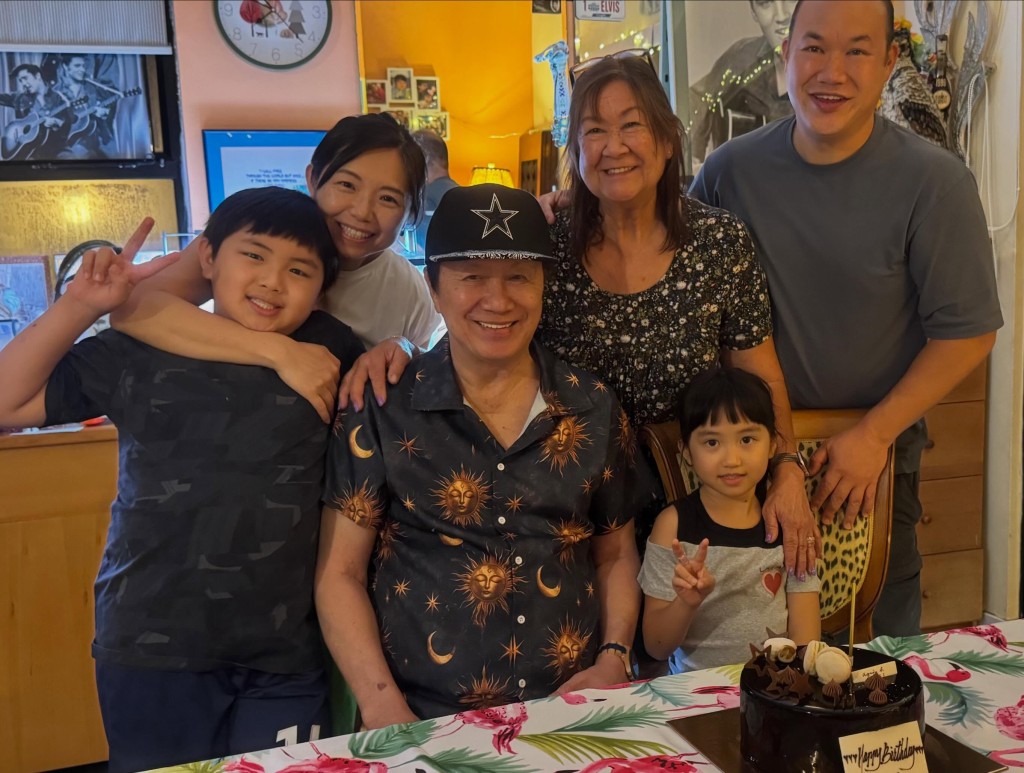 許冠傑迎來78歲生日，頭戴標誌星星鴨舌帽配花襯衫，精神奕奕坐在朱古力蛋糕前一家合照。