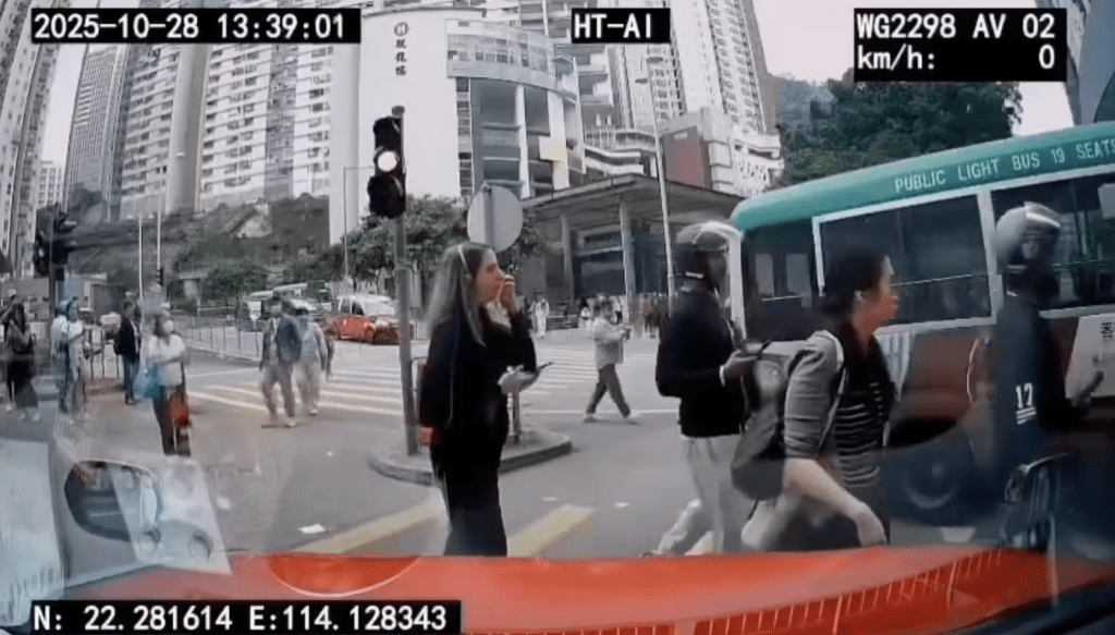 事故馬上引來途人圍觀。 事故馬上引來途人圍觀。