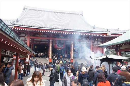 东京浅草寺参拜人潮。网上图片