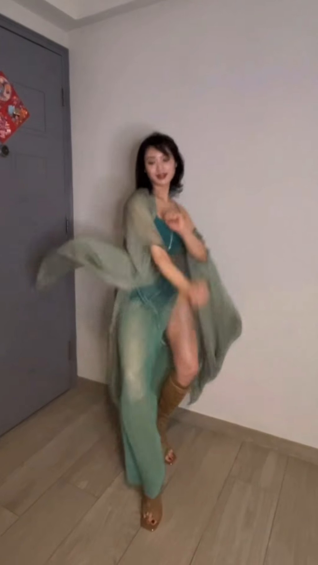 林佑蔚不停扭動身軀跳上跳落。  ​