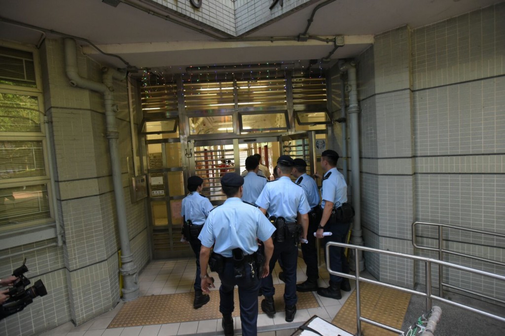 屯門反黑組收集疑犯特徵，派出機動部隊上樓。黃文威攝